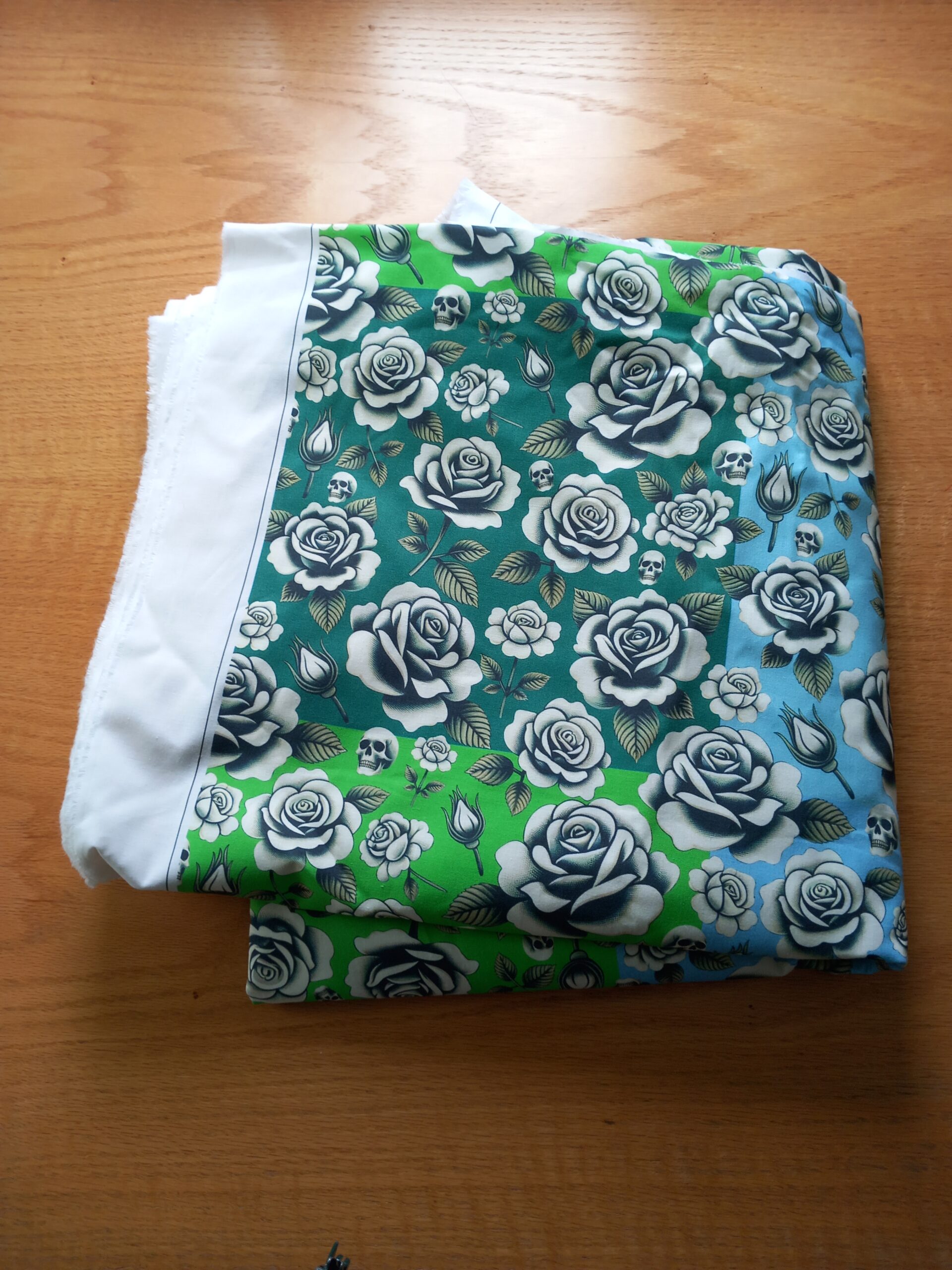 Roses and skulls fabric from Maake - Kay Vincent - LaserSister 20240403